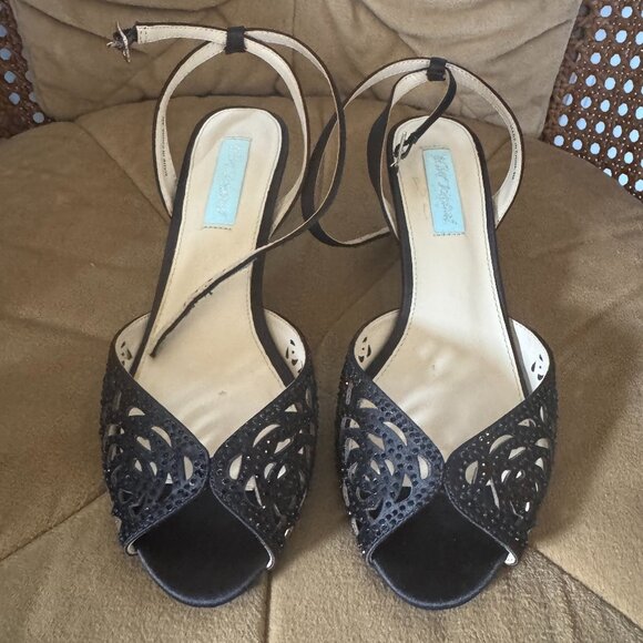 Blue by Betsey Johnson's Raven sandals - size 9 - Picture 1 of 7